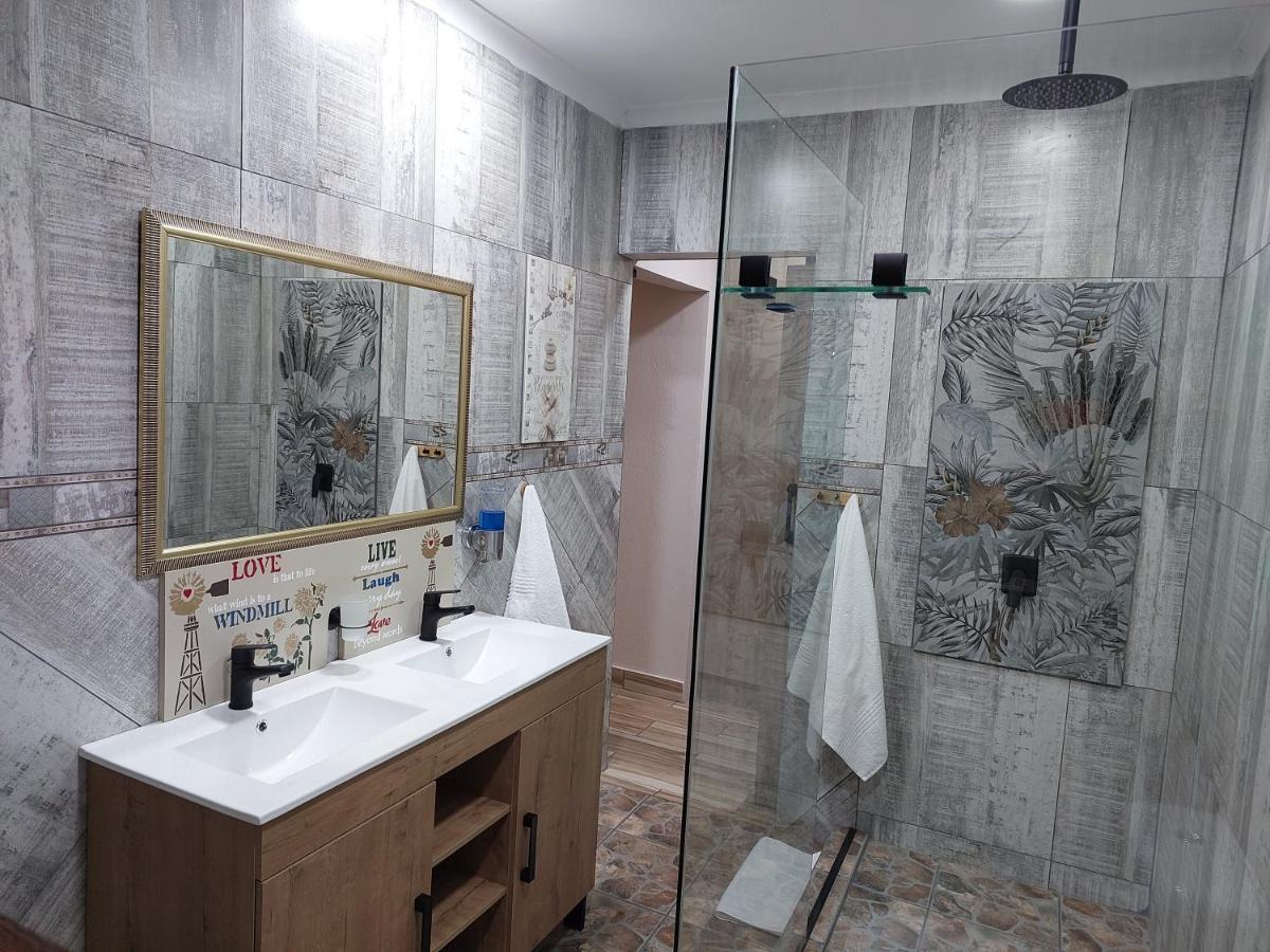 Twins Guest House Astoni فاندربايلبارك الغرفة الصورة